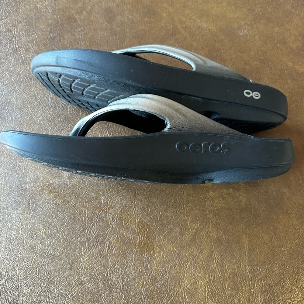 OOFOS Oolala Luxe Black and Sand Thong Sandals Women’s Size 39 - Picture 4 of 8